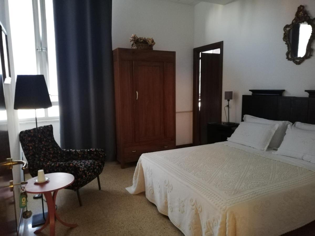 La Dimora Di Lola Hotell Porto SantʼElpidio Rum bild